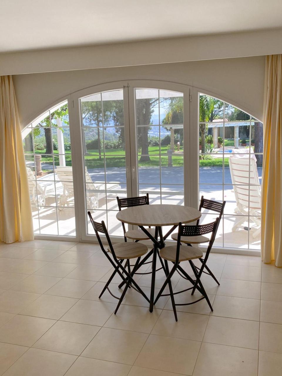 Nostrana Village Apartments Koszkinú Szoba fotó